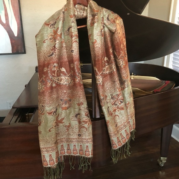 Reversible Hungarian Scarf - Picture 3 of 7